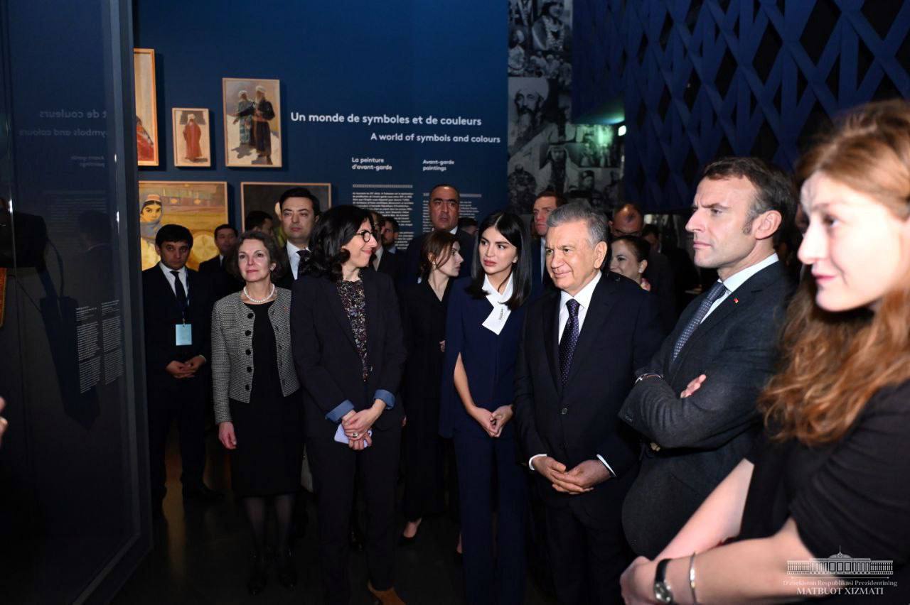 Shavkat Mirziyoyev and Emmanuel Macron get acquainted with the exhibition of the richest tangible cultural heritage of Uzbekistan