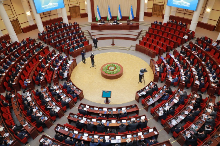 جلسه علنی مجلس عالی جمهوری ازبکستان پیرامون نتایج بررسی عمومی سراسری طرح قانون اساسی