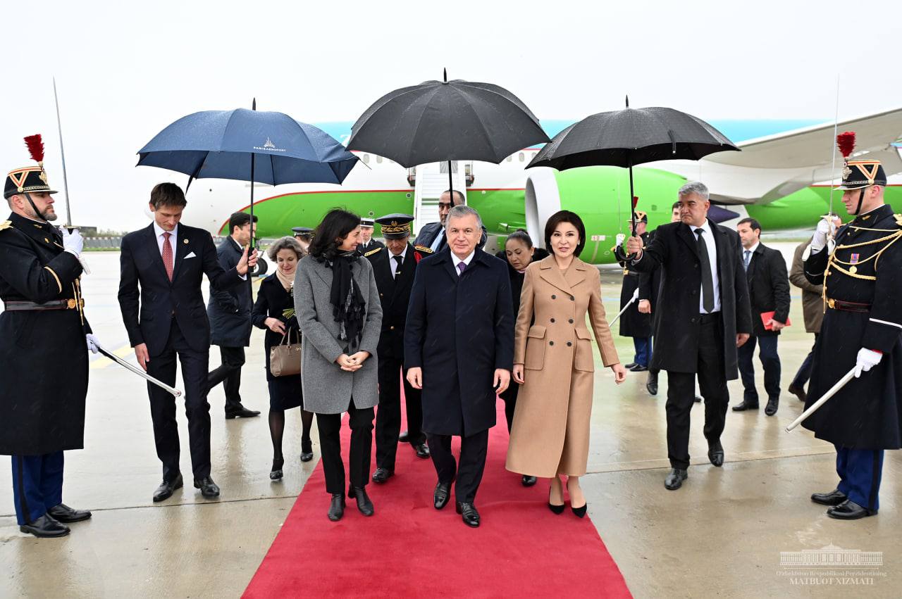 The President of Uzbekistan arrives in France